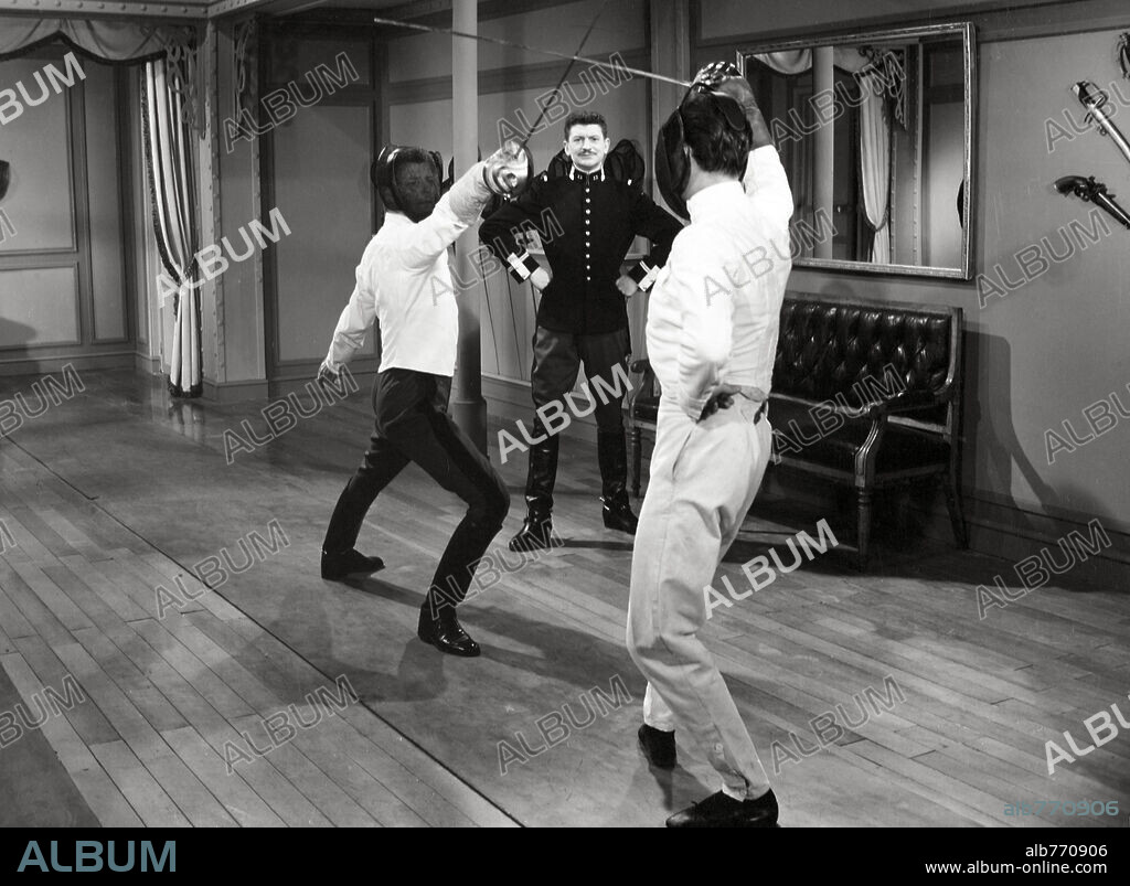 JACQUES FRANÇOIS et YVES ROBERT dans LES GRANDES MANOEUVRES, 1955, réalisé par RENE CLAIR.