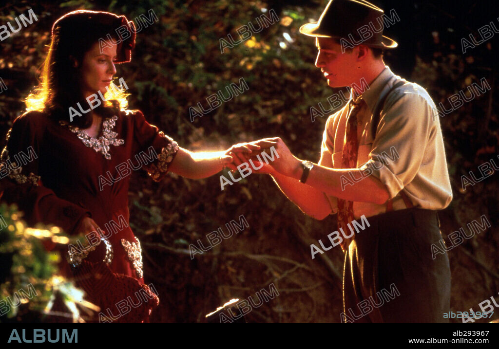 AITANA SANCHEZ-GIJON y KEANU REEVES en UN PASEO POR LAS NUBES, 1995 (A WALK IN THE CLOUDS), dirigida por ALFONSO ARAU. Copyright 20TH CENTURY FOX.