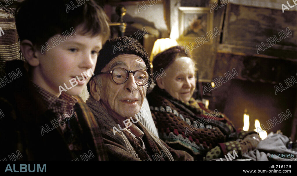 DAVID KELLY, FREDDIE HIGHMORE and LIZ SMITH in CHARLIE AND THE CHOCOLATE FACTORY, 2005, directed by TIM BURTON. Copyright WARNER BROS.