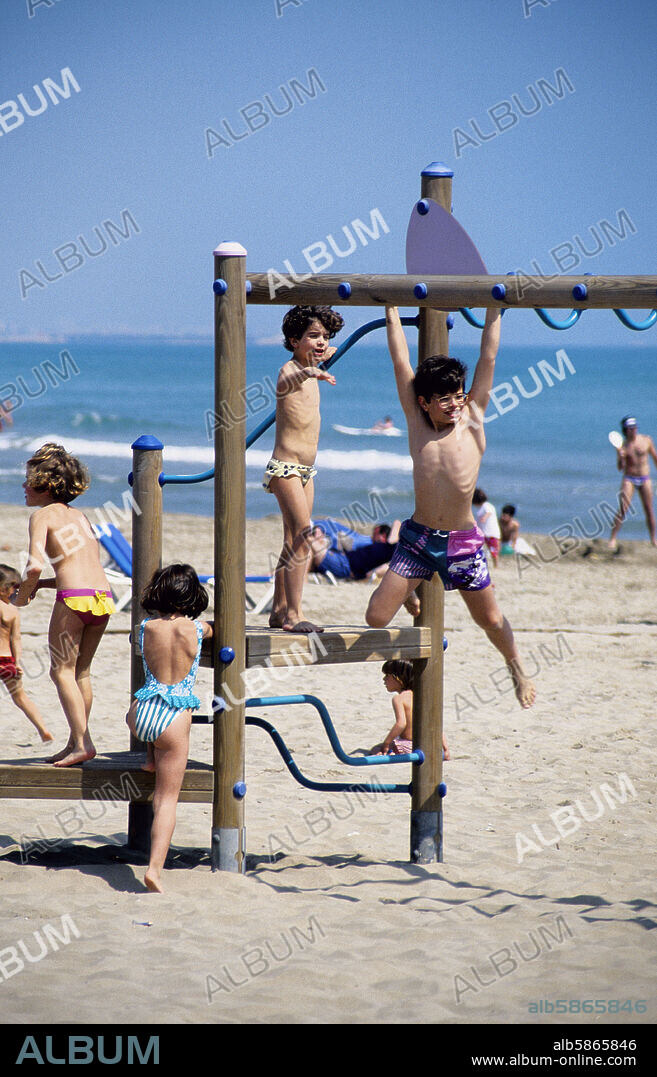 Peñíscola, playa, columpios, niños.