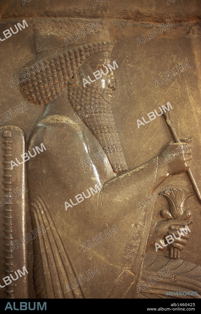 DARIO I el Grande (m. 486 a. C.). Rey de Persia (522-486 a. C.) perteneciente a la dinastía aqueménida. "EL REY DARIO SENTADO EN SU TRONO". Detalle de un bajorrelieve del s. V a. C. procedente de Persépolis. Museo Arqueológico. Teherán. República Islámica de Irán.