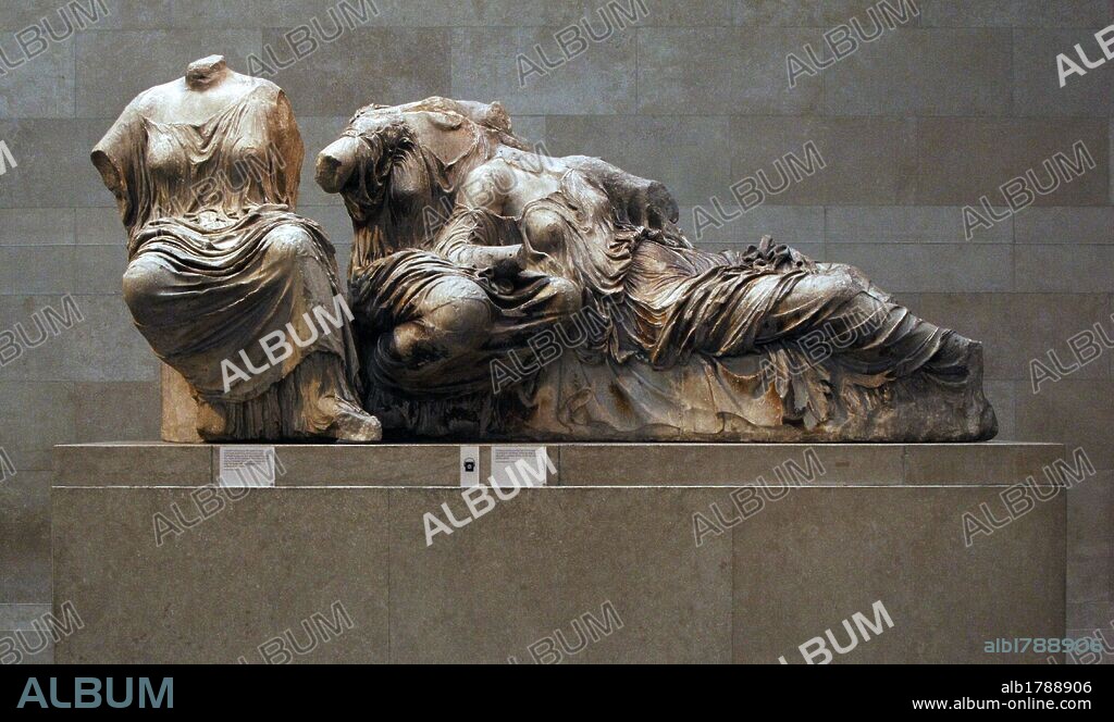 ARTE GRIEGO. GRECIA. PARTENON (447-438 a. C). Templo dórico de mármol pentélico, construido bajo la dirección de los arquitectos ICTINO y CALICRATES, y ornado con esculturas de Fidias. Detalle de las esculturas que decoraban el FRONTON ESTE u ORIENTAL, conocido como GRUPO DE AFRODITA. La diosa recostada representa a AFRODITA. La acoge en su regazo ARTEMIS. La tercera diosa, seguramente, es LETO, madre de Artemís y Apolo. Museo Británico. Londres. Inglaterra. Reino Unido.