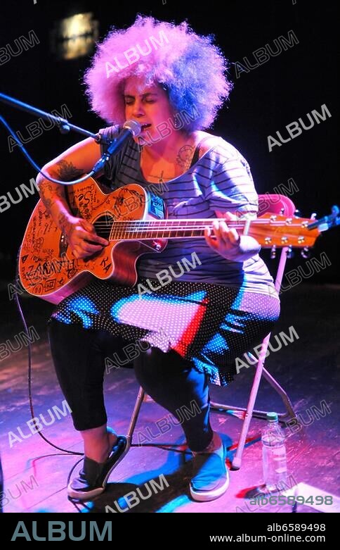 Kimya Dawson - die amerikanische Saengerin, Singer-Songwriterin und Mitbegruederin der Anti-Folk-Gruppe Moldy Peaches bei einem Konzert am 13.07.2012 in Hamburg im Uebel und Gefaehrlich.||KEINE PERSOE.