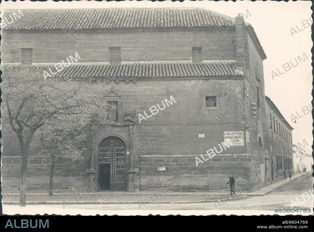 Villanueva de los Infantes (Ciudad Real), 1945 (CA.). Fachada del convento de Santo Domingo, donde murió Francisco de Quevedo.