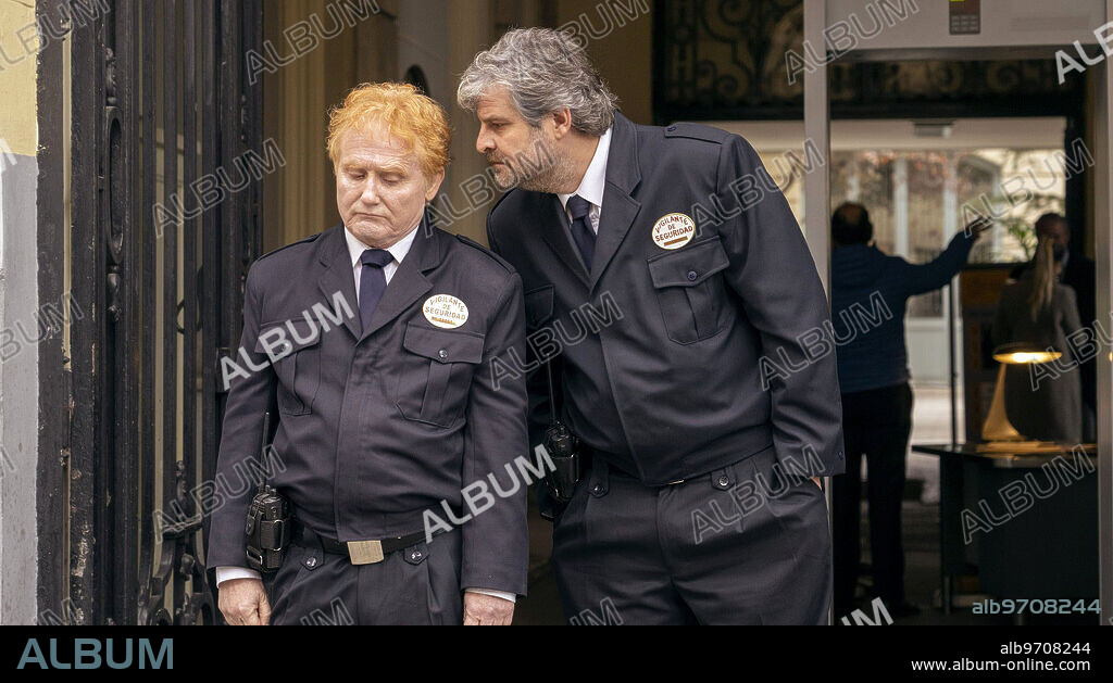 ENRIQUE MARTINEZ y RAUL CIMAS en POQUITA FE, 2023, dirigida por PEPON MONTERO. Copyright Buendía Estudios.