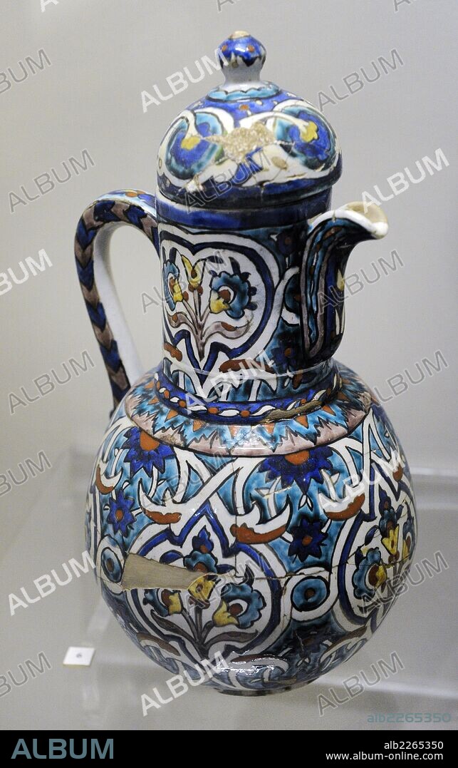 ARTE ISLAMICO. OTOMANO. TURQUIA. JARRO de cerámica, ricamente decorado. Fechado entre finales siglo XIX principios XX. Museo Arqueológico. Estambul. Turquía.