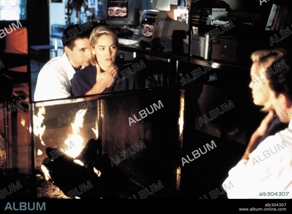 SHARON STONE y WILLIAM BALDWIN en ACOSADA, 1993 (SLIVER), dirigida por PHILLIP NOYCE. Copyright PARAMOUNT PICTURES / TENNER, SUZANNE.