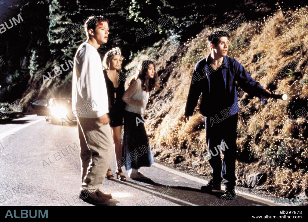 FREDDIE PRINZE, JENNIFER LOVE HEWITT, RYAN PHILLIPPE y SARAH MICHELLE GELLAR en SE LO QUE HICISTE EL ULTIMO VERANO, 1997 (I KNOW WHAT YOU DID LAST SUMMER), dirigida por JIM GILLESPIE. Copyright MANDALAY ENTERTAIMENT.