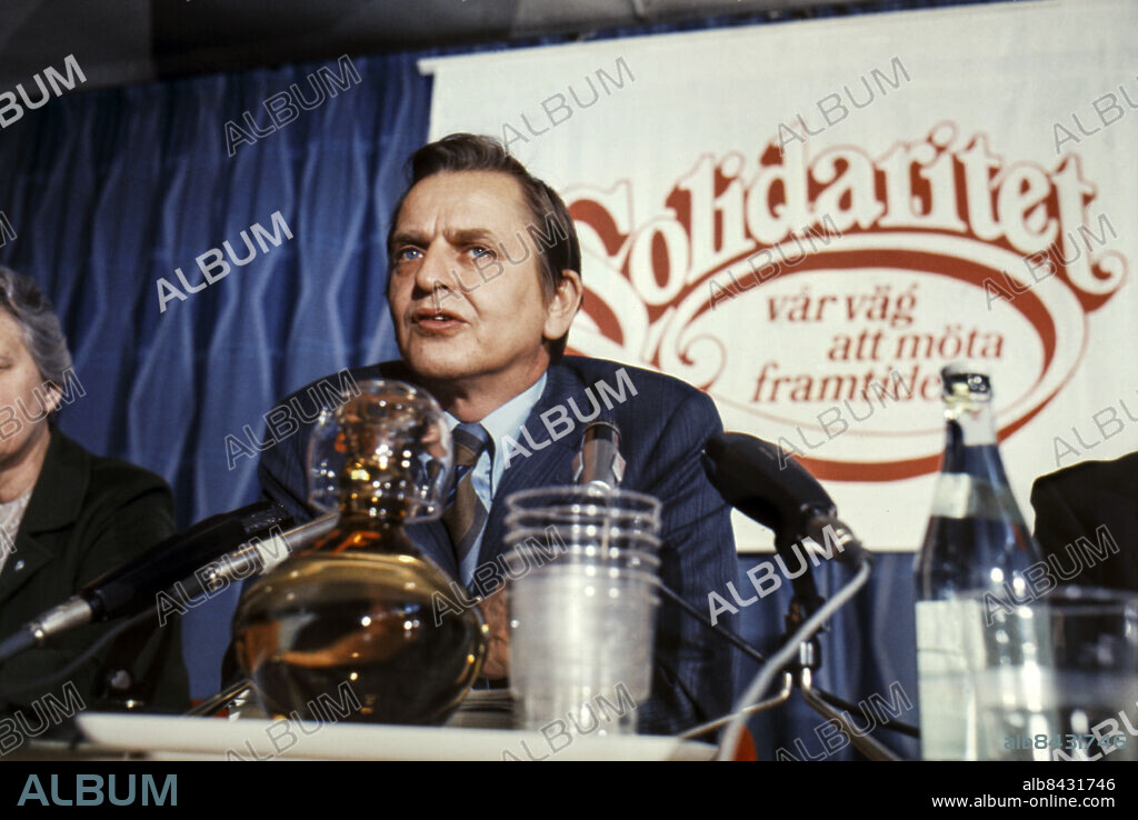 ARKIV 1975 . Statsminister Olof Palme (s) talar under en presskonferens. I bakgrunden syns en banner med texten Solidaritet - vår väg att möta framtiden.. Foto: SVT Bild / Kod: 5600. Sthlm nyheter Ö.