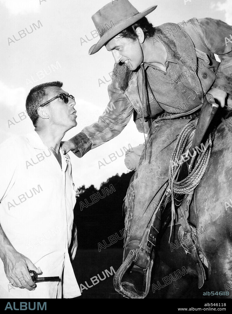 RICHARD BROOKS y STEWART GRANGER en LA ÚLTIMA CAZA, 1956 (THE LAST HUNT), dirigida por RICHARD BROOKS. Copyright M.G.M.