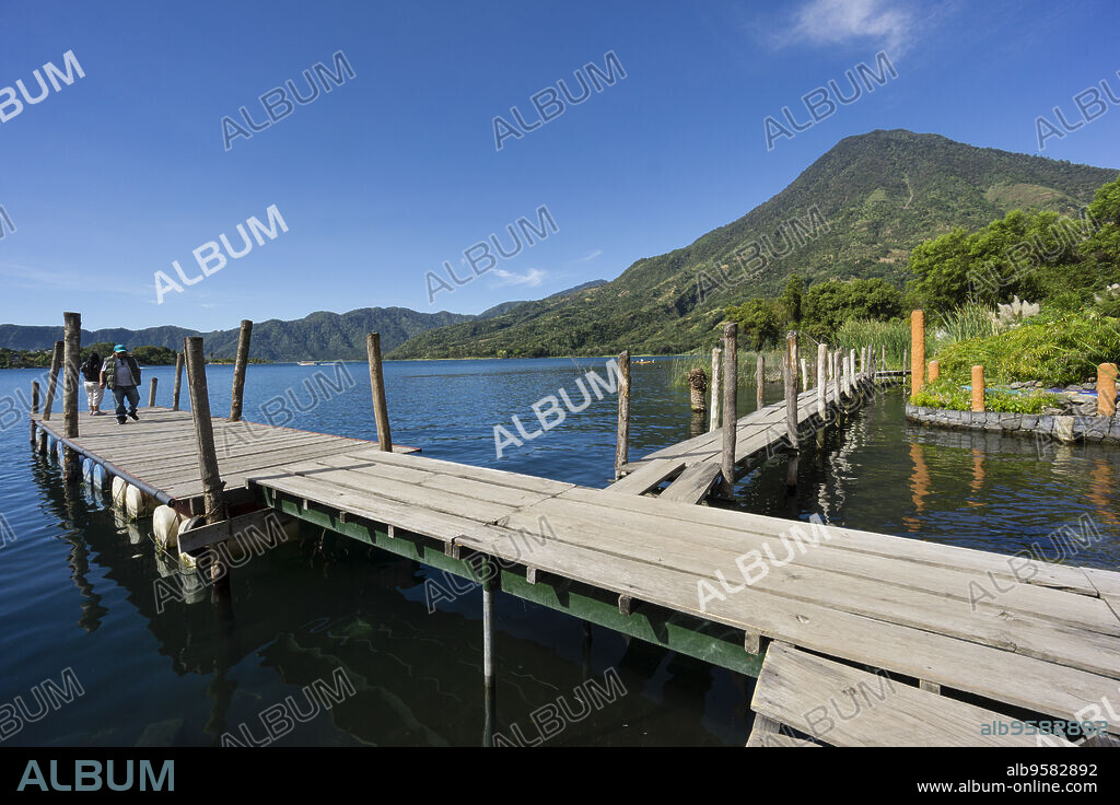 embarcadero frente al volcán San Pedro, suroeste de la caldera del lago de Atitlán , Santiago Atitlán. Tiene una altitud de 3.020,Guatemala, Central America.