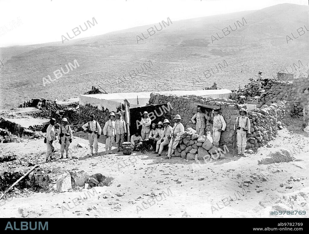 Octubre 1909. Oficiales del batallón de Alba de Tormes en el Algibe Denominado por nuestros Soldados casino de los Moros.