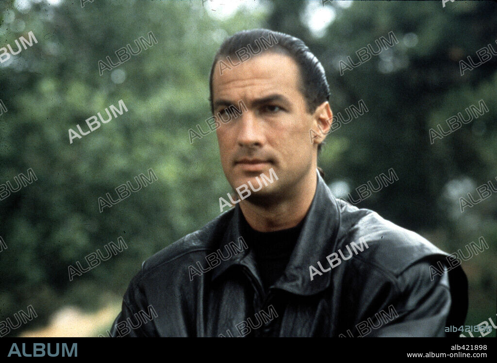 STEVEN SEAGAL en DIFÍCIL DE MATAR, 1990 (HARD TO KILL), dirigida por BRUCE MALMUTH. Copyright WARNER BROTHERS.