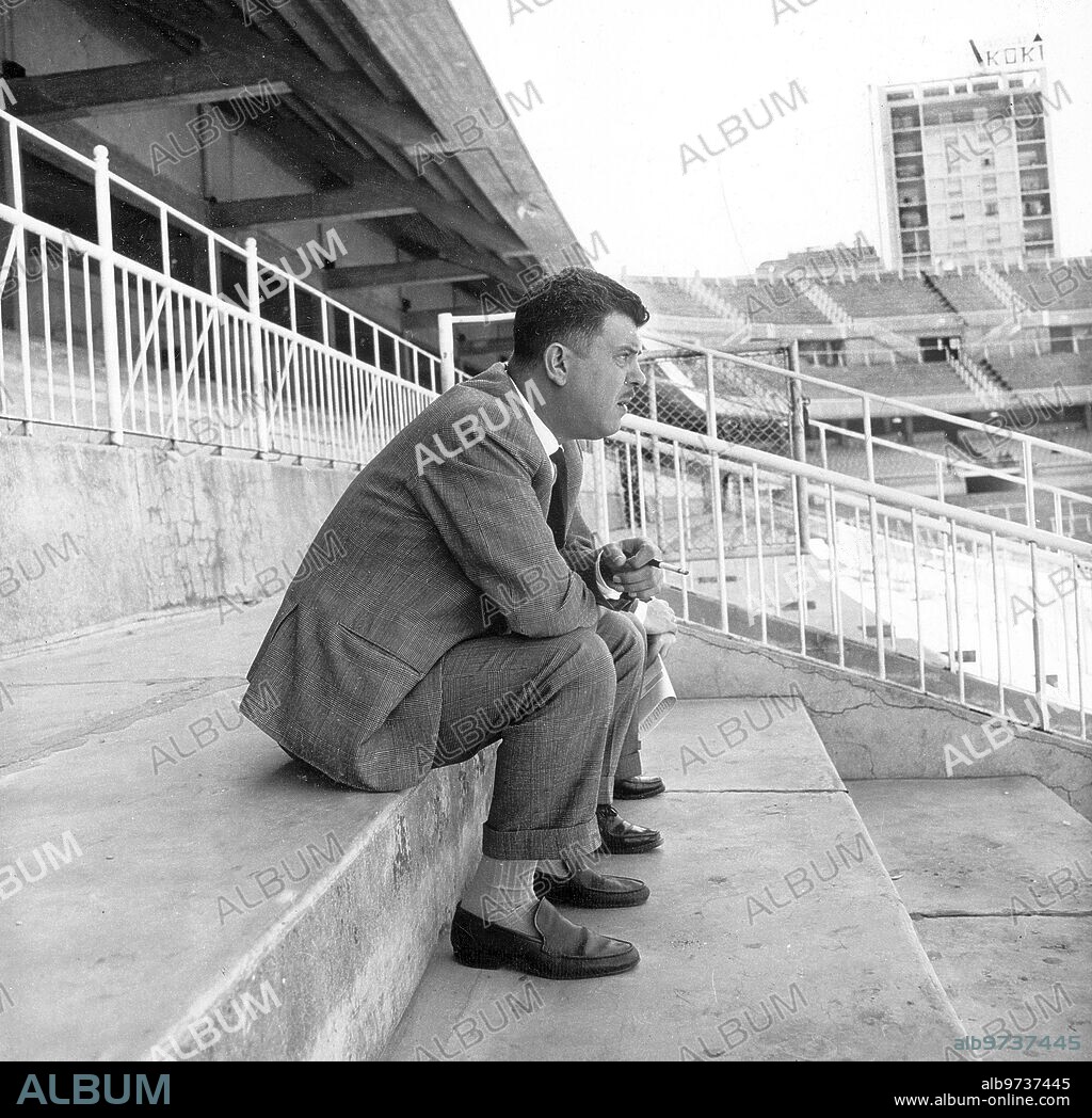 1963. Protagonistas - Entrenadores - Villalonga Observa un entrenamiento del real Madrid.