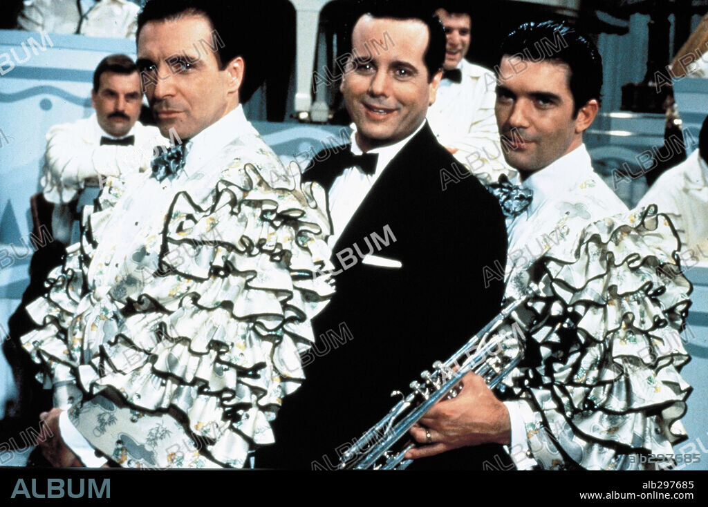 ANTONIO BANDERAS und ARMAND ASSANTE in THE MAMBO KINGS, 1992, unter der Regie von ARNE GLIMCHER. Copyright WARNER BROS/CANAL PLUS/REGENCY/ALCOR.