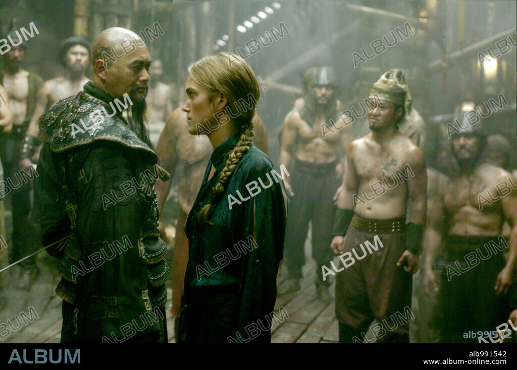 CHOW YUN-FAT and KEIRA KNIGHTLEY in PIRATES OF THE CARIBBEAN: AT WORLDS END, 2007, directed by GORE VERBINSKI. Copyright WALT DISNEY PICTURES / MOUNTAIN, PETER.