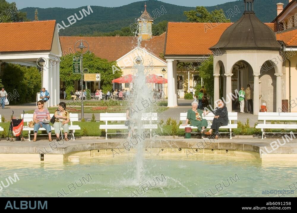 Slowakei, Piestany: Blick auf den Trinkbrunnen und die Kuranlagen Napoleonbad.
