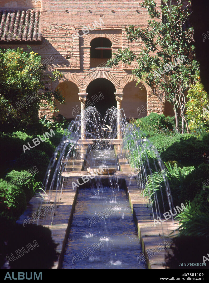 PALACIO HUERTA DEL GENERALIFE- ACEQUIA CON SURTIDORES-ARQUITECTURA NAZARI-S XIV.