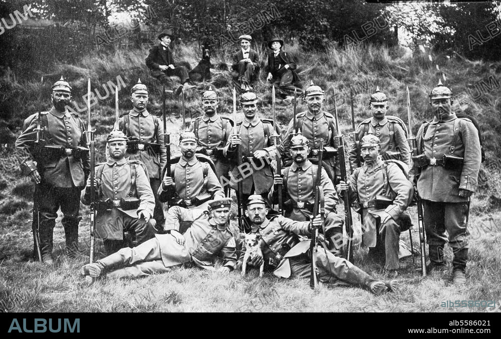 Military:. German army / Soldiers. - Group photo of soldiers of an infantry platoon with fixed bayonets, WWI- c. 1914.