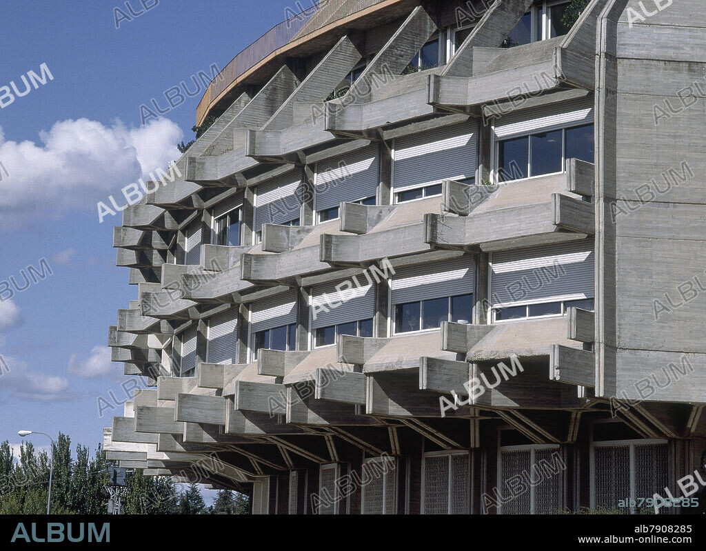 HIGUERAS FERNANDO / MIRO ANTONIO. EXTERIOR - VENTANAS DEL EDIFICIO TAMBIEN CONOCIDO COMO LA CORONA DE ESPINAS - 1968.