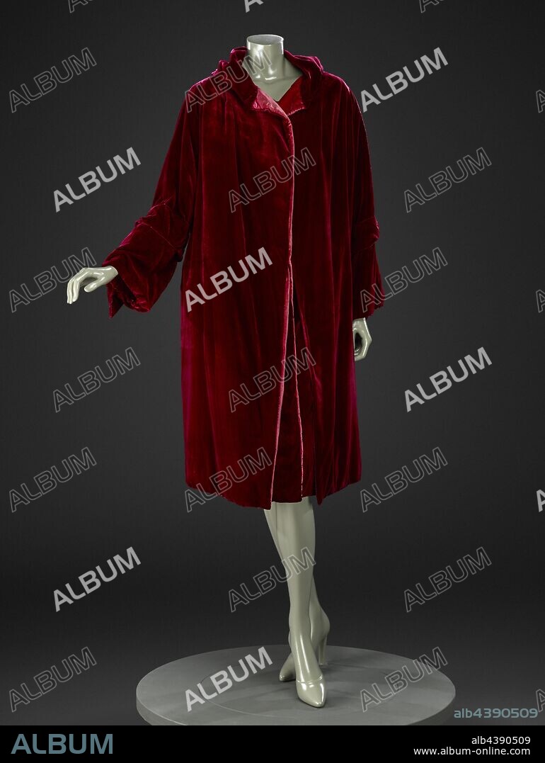 evening coat, Unknown, 1922, silk velvet, metallic threads, center back 44 in., center front 38 in., bust 38 in., waist 37 in., hips 40 in., sleeve length 25-3/4 in., American, Textile and Fashion Arts.