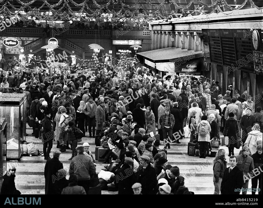ARKIV 19831227. Tågresenärer på Stockholms centralstation 27:e december 1983 under ett strömavbrott som lamslog stora delar av Sverige då en frånskiljare gick sönder i ställverket på transformatorstationen i Hamra utanför Enköping.. Foto: Jan E Carlsson / DN / SCANPIX / Kod: 11. **SVD OUT**.
