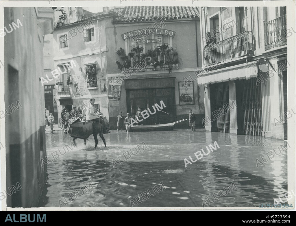 Sevilla, marzo de 1936. La calle Europa inundada tras las últimas crecidas del río Guadalquivir.