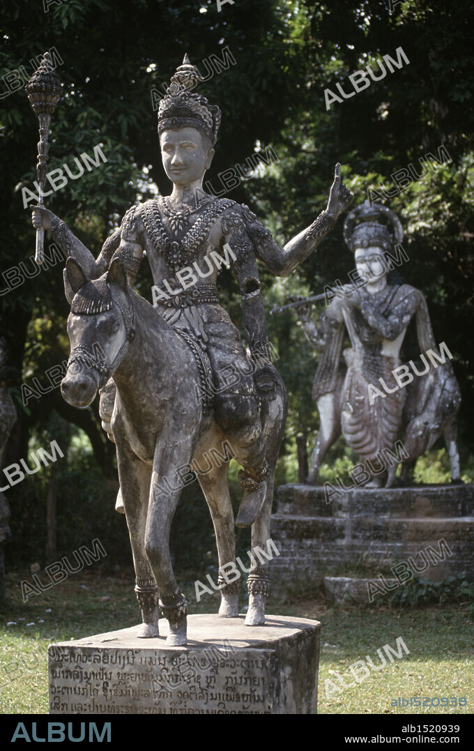 Laos - Vientiane (Viangchan) - Wat Xieng Khuan, Buddha Park, statue.