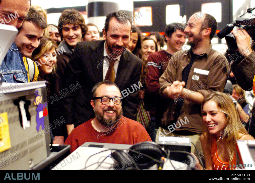 ALEX DE LA IGLESIA, GUILLERMO TOLEDO y KIRA MIRO en CRIMEN FERPECTO, 2004, dirigida por ALEX DE LA IGLESIA. Copyright PANICO FILMS / DE PASCUALIS, MONICA.