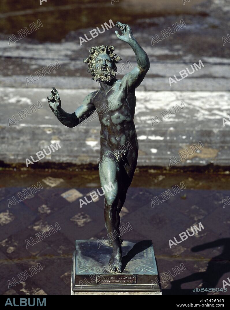FAUNO (el "SATIRO" griego). Genio de la naturaleza, representado con cuernos y cola de cabra. Copia del FAUNO DANZANTE (el original se conserva en el Museo Arqueológico de Nápoles) existente en el "impluvium" de la "CASA DEL FAUNO" para embellecer el "atrio de la vivienda. POMPEYA. La Campania. Italia.