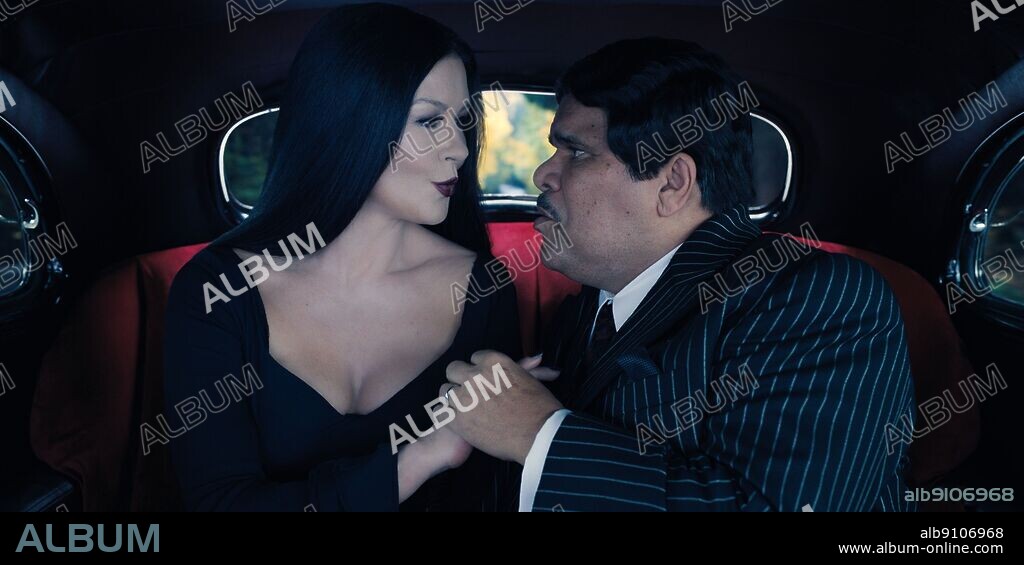 CATHERINE ZETA-JONES y LUIS GUZMAN en MIÉRCOLES, 2022 (WEDNESDAY), dirigida por TIM BURTON. Copyright Metro-Goldwyn-Mayer (MGM).