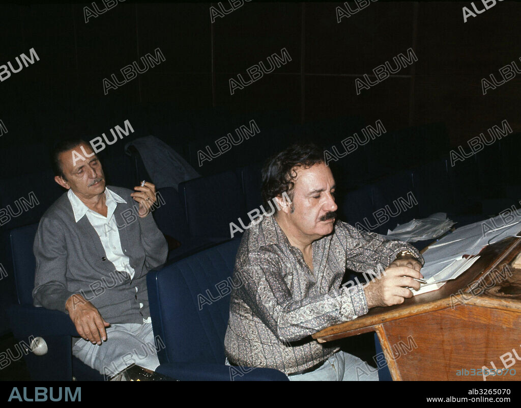 TAMAYO , JOSE. DIRECTOR DE TEATRO ESPAÑOL . GRANADA 1920 - . " LA DETONACION " JUNTO A ANTONIO BUERO VALLEJO EN LOS ENSAYOS DE LA OBRA . AÑO 1987.