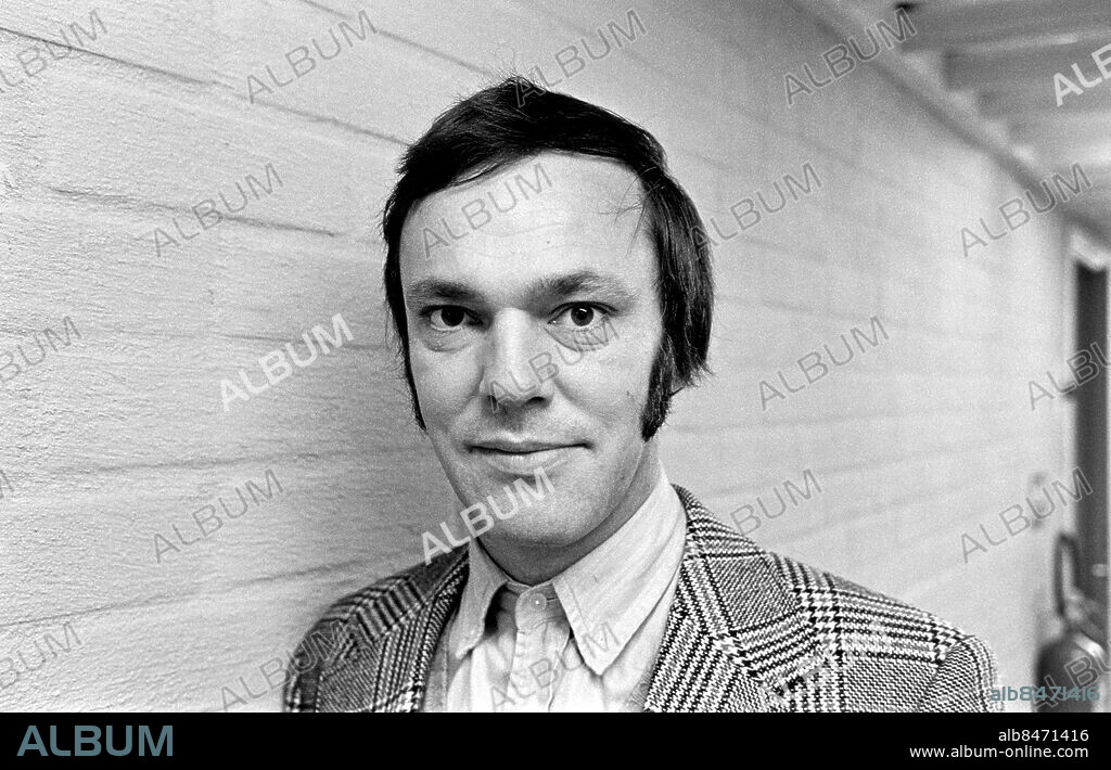ÖREBRO 1973-10-22.. Reportage inför TRAFIK PÅ GOTT OCH ONT.. TV-program.. Sänt första gången 1973-11-13.. Här ses Sven Colling, journalist.. Foto: Bo-Aje Mellin / RiR / SVT / Kod: 5600. Reportage publ. i RiR 46/73 sid 8-9. RiR 21015 sv/v neg.