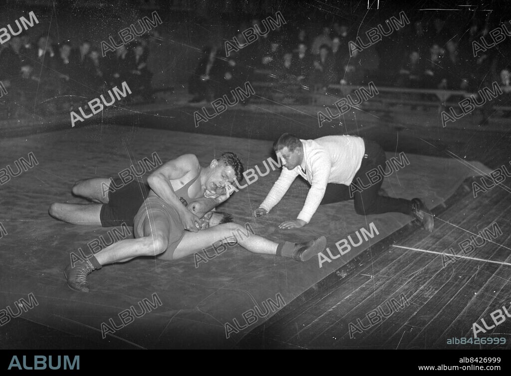 Göteborg 1937-02-08 - Brottare - Arvid Björkman, Mölndal pressar ner Hilde Borge, Sågdalen - domaren heter Algot Malmberg -. Det är brottningar mellan GAK - Öis och Sågdalen. *** Local Caption *** GT Låda 1937-feb-01. KAMERAREPORTAGE.