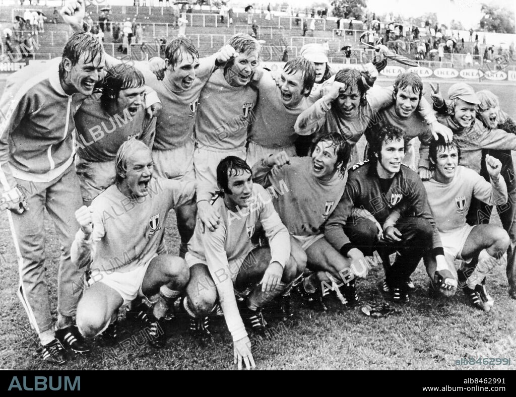 MALMÖ 1974-09-29. Lagbild av 1974-års svenska mästare i fotboll, Malmö FF, med bl. a. Staffan Tapper, Krister Kristensson och Jan Möller efter segern med 3-0 mot Örebro SK efter och därmed säkrat SM-guldet med tre omgångar kvar att spela av fotbollsallsvenskan. Foto: Olle Karud / ExP / TT / Kod: 30. **AFTONBLADET OCH BAROMETERN OUT**.