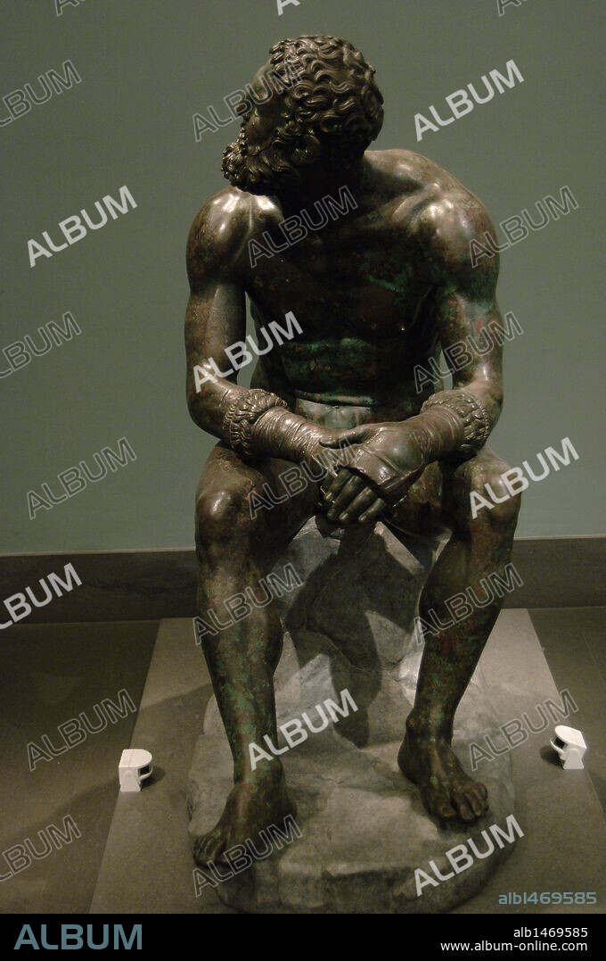 ARTE GRIEGO. ITALIA. EL BOXEADOR o PUGIL DE LAS TERMAS. Escultura en bronce del período helenístico (S. I a. C.). La Escultura responde a los modelos de Lisipo. Pugilista sentado descansando, con los vendajes de metal y cuero utilizados para el combate. Palacio Massimo. Museo Nacional Romano. ROMA.