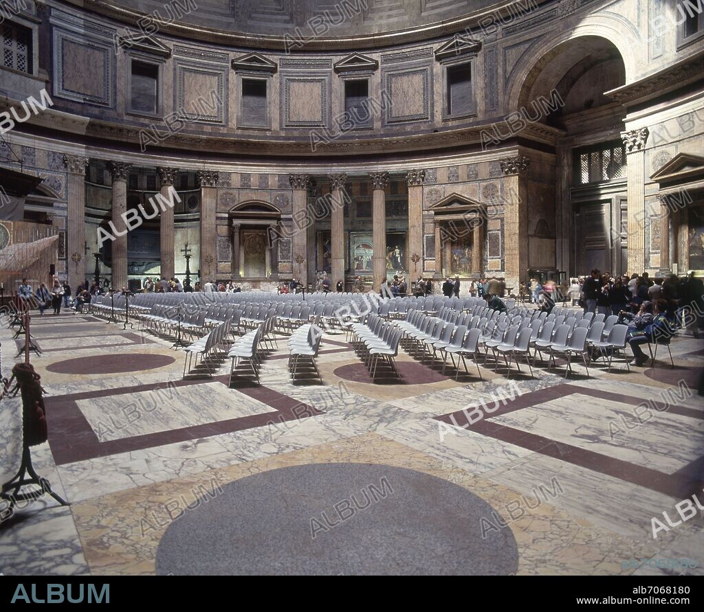 APOLODORO DE DAMASCO. INTERIOR DE LA CELLA ACONDICIONADA CON SILLAS PARA UN OFICIO RELIGIOSO, EL PAPA BONIFACIO IV TRANSFORMO EL TEMPLO PAGANO EN IGLESIA EN EL SIGLO VII.