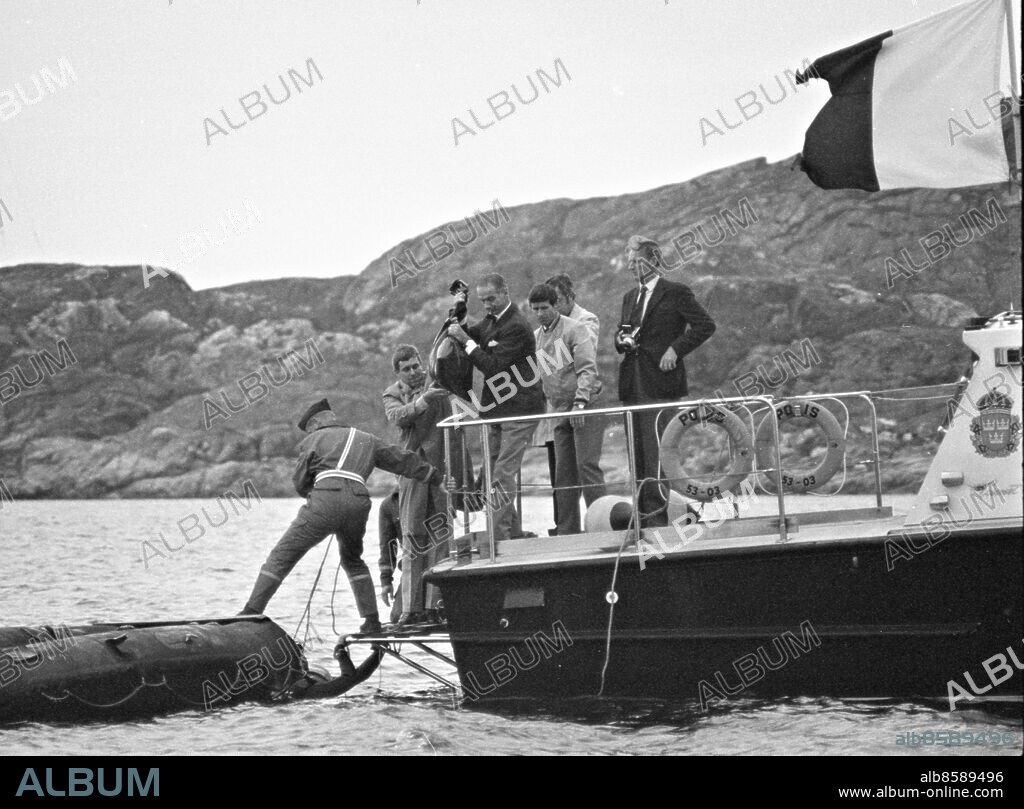 Lysekil 1971-08-13 - Koffertmordet - mordet på Margareta af Forselles - Kriminalkommissarie Per Hjalmarsson lyfter upp en säck med likinnehåll utanför Gåsö, som dykare tagit upp. *** Local Caption *** GP - Bror Augustsson. BROR AUGUSTSSON.