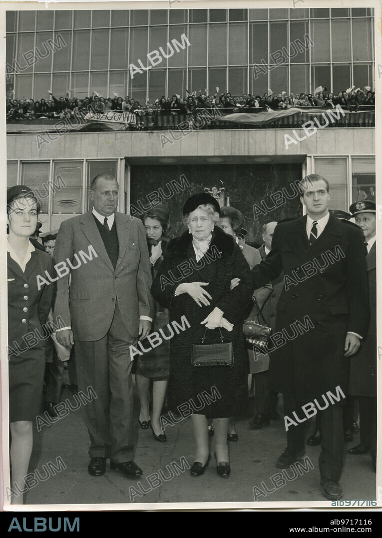 Madrid, 02/11/1968. Queen Victoria Eugenia visits Madrid on the occasion of the birth of her great-grandson, the Infante Don Felipe. In the image, farewell at Barajas Airport. With her, her son, Don Juan de Borbón, and her grandson, Prince Juan Carlos.