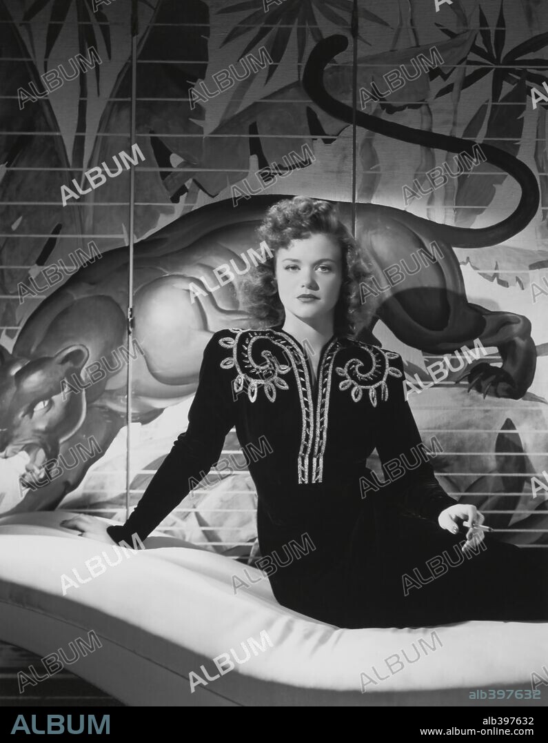 SIMONE SIMON in CAT PEOPLE 1942 directed by JACQUES TOURNEUR. Copyright RKO BACHRACH ERNEST. Album alb397632
