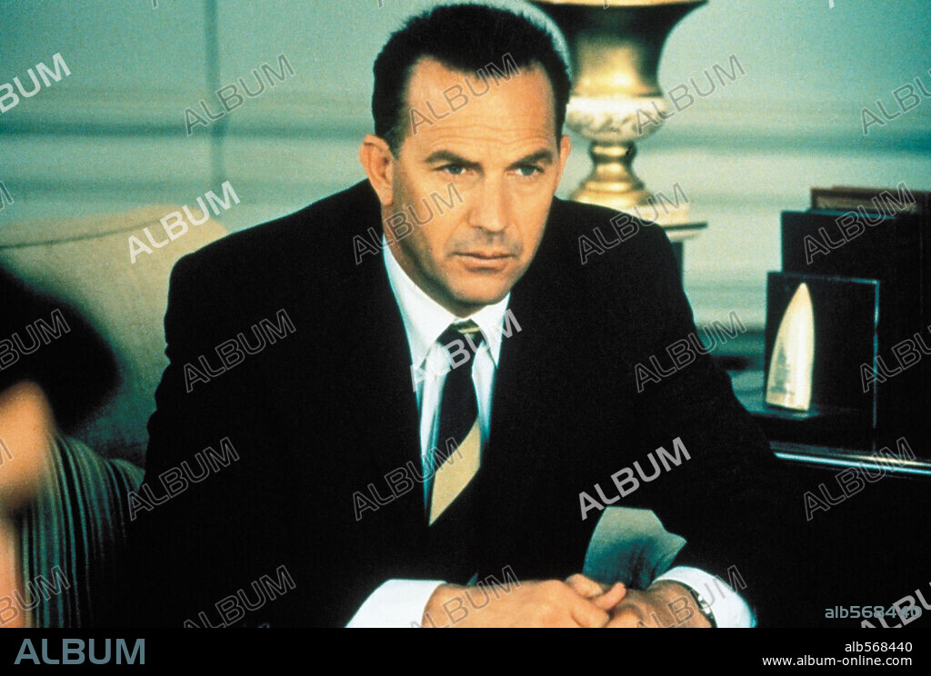 KEVIN COSTNER in THIRTEEN DAYS WHICH SHOCKED THE WORLD, 2000 (THIRTEEN DAYS), directed by ROGER DONALDSON. Copyright NEW LINE CINEMA / GLASS, BEN.