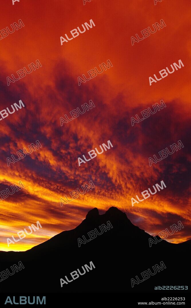 Puesta de sol dramatica sobre el pico Pedraforca(2497.m).Parque natural Cadí-Moixero.El Bergueda. Cordillera Pirenaica. Catalunya. España.