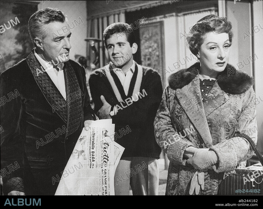 ANDREINA PAGNANI and VITTORIO DE SICA in SUNDAY IS ALWAYS SUNDAY, 1958 (DOMENICA E SEMPRE DOMENICA). Copyright ATHENA CINEMATOGRAFICA.