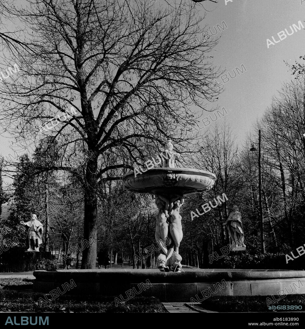 FUENTE DE LA PUERTA DE HERNANI O FUENTE DE LAS TRES GRACIAS - SIGLO XVIII - FOTOGRAFIA EN BLANCO Y NEGRO - AÑOS 60.