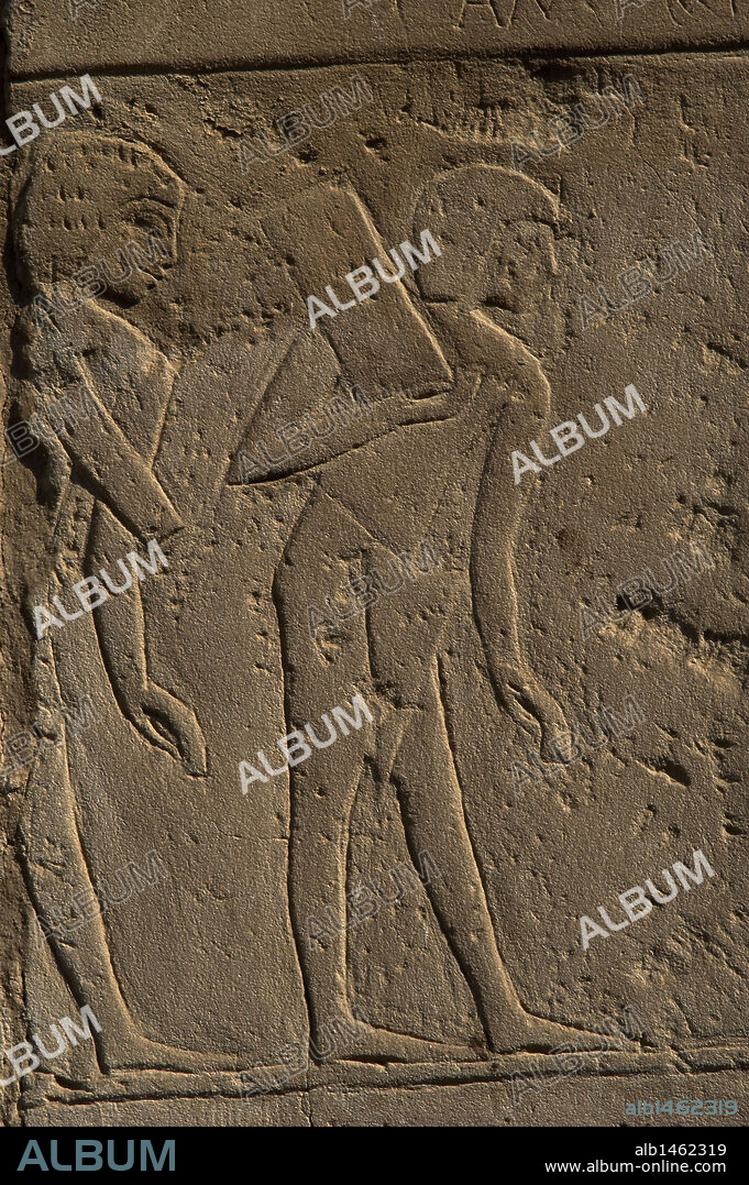 ARTE EGIPCIO. EGIPTO. Detalle de un relieve con la representación de dos figuras masculinas portando ladrillos. Esclavos. TEMPLO DE LUXOR. IMPERIO NUEVO.