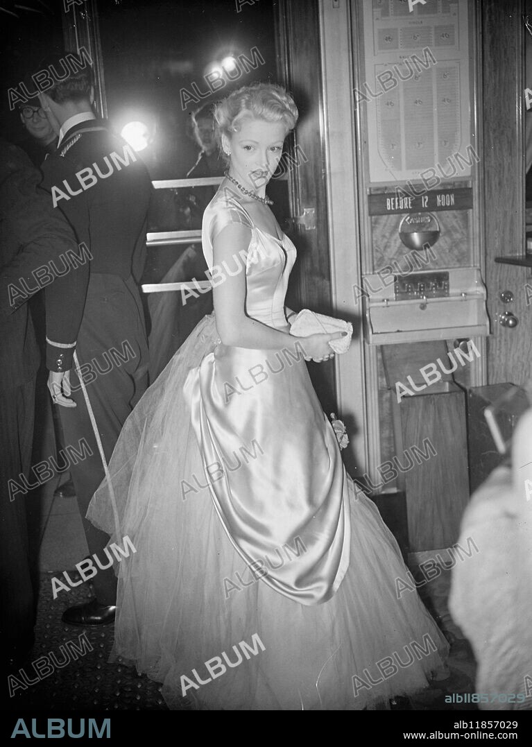 CRINOLINE PREMIERE. ' Under Capricorn', respective record dollar earner for Britain, had its British premiere at the Warner Theatre in Leicester Square, London tonight after a star-studded audience from the world of film and politics had almost fought its way through great crowds jamming outside the cinema. PICTURE SHOWS:- Patricia Dainton wears a crinoline dress as she arrives for the Premier . October 6 1949.