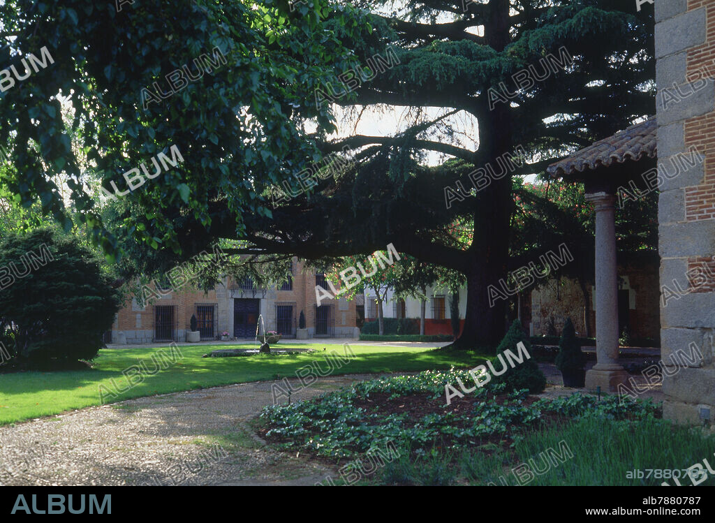 CAMINO EMPEDRADO DEL JARDIN - FACHADA DE LA CASA AL FONDO - ESQUINA DEL PORTICO DE LA ERMITA.