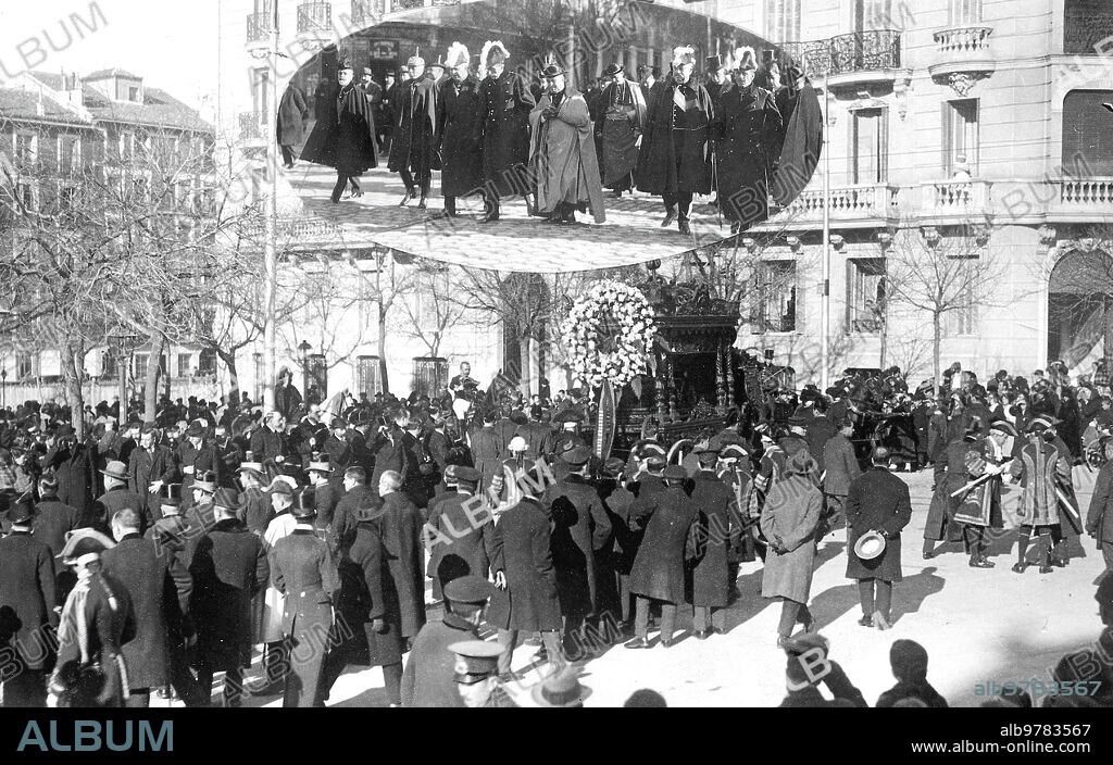 12 diciembre 1923. Madrid. Fallecimiento de un Aristocrata Ilustre.
Entierro del príncipe Pio de Saboya, Verificado Ayer, en medallón la presencia del Duelo.
