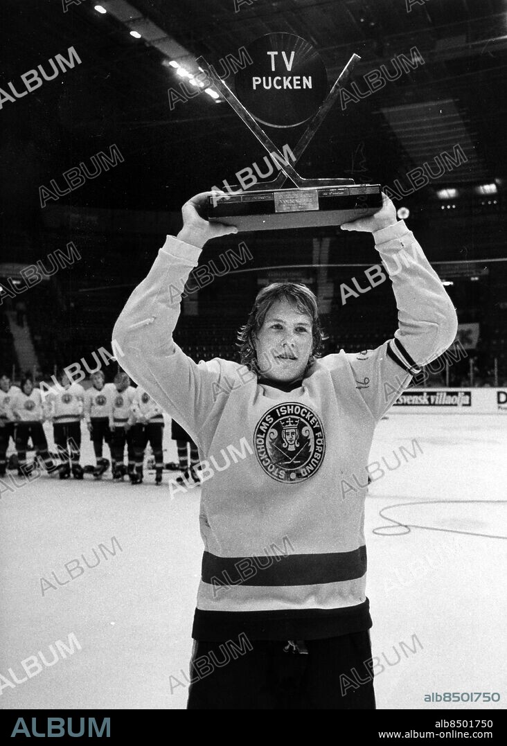 ARKIV 1983-10-16. Stockholms lagkapten Johan Garpenlöv lyfter TV-pucktrofén i skyn efter att Stockholm besegrat Dalarna med 7-0 i finalen i TV-pucken i Stockholm 16:e oktober 1983.. Foto: Magnus Elgquist / SvD / SCANPIX / Kod: 11014.