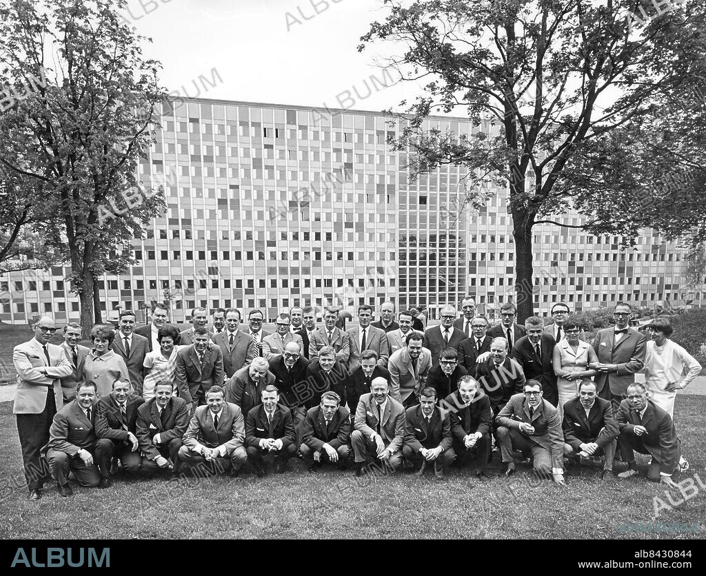 STOCKHOLM 1967. Radions sportfolk i laguppställning på radiohusparkens gräsmatta. I främre raden från vänster: Lars-Gunnar Björklund, SR Göteborg, Erik Elmsäter, SR Stockholm, Harald Jansson, Norrköping, Jan Edbrink, Göteborg, Leif Larsson, Göteborg, Stig Lundberg, Umeå, Lennart Hyland, sportchef, Bo Hansson, SR Stockholm, Arne Holst, Västervik, Kent Finell, SR Karlstad, Stieg Johansson, SR Norrköping, och Gunnar Åslund, SR Örebro. Andra raden från vänster: Olof Christiansson, Halmstad, Lennart Loveman, SR Örebro, radiosportens administrative assistent, Birgitta Hildén, sekreterare, Birgit Agobert, sekreterare, Gunnar Magnusson, Bollnäs, Gustaf Kapellener, Jönköping, Gillis Nilsson, Växjö, Håge Mattisson, Kalmar, Lars Hultman, Växjö, Lars Åkerlund, Örnsköldsvik, Åke Strömmer, SR Stockholm, Jan-Erik Schillström, Västerås, Nils Hedman, Örebro, Inger Sundström, sekreterare, Bertil Elbe, Stockholm, och Elisabeth Norman, sekreterare. Bakre raden från vänster: Johnny Ohlsson, Eskilstuna, Bruno Schedin, Gävle, Rune Deander, Eskilstua, Sven Mohlin, Sundsvall, Thore Manneby, Östersund, Hans Carlevi, Karlskrona, Erik "Östdal" Gustafsson, Katrineholm, Fredrik Burgman, SR Umeå, Stig Olof Andersson, Skara, Håkan Haraldsson, Norrköping, Rolf Jalking, Norrköping, Torsten von Wachenfeldt, Malmö, Gösta Nilsson, Vänersbrog, Kurt Jonsson, SR Sundsvall, Lars Hjort, Falun, Allan Synnemark, SR Falun, Åke Brolin, SR Malmö, och Stig Allan Person, Skara. Foto: Bo-Aje Mellin / RiR / SVT / Kod: 5600 Bild publ. i Rir 27/67 sid. 46. RiR 18598 sv/v kopia Mapp: Sportredaktionen Exteriör Radiohuset sites: STOCKHOLM;SVERIGE PhotoDate:1967-??-??.